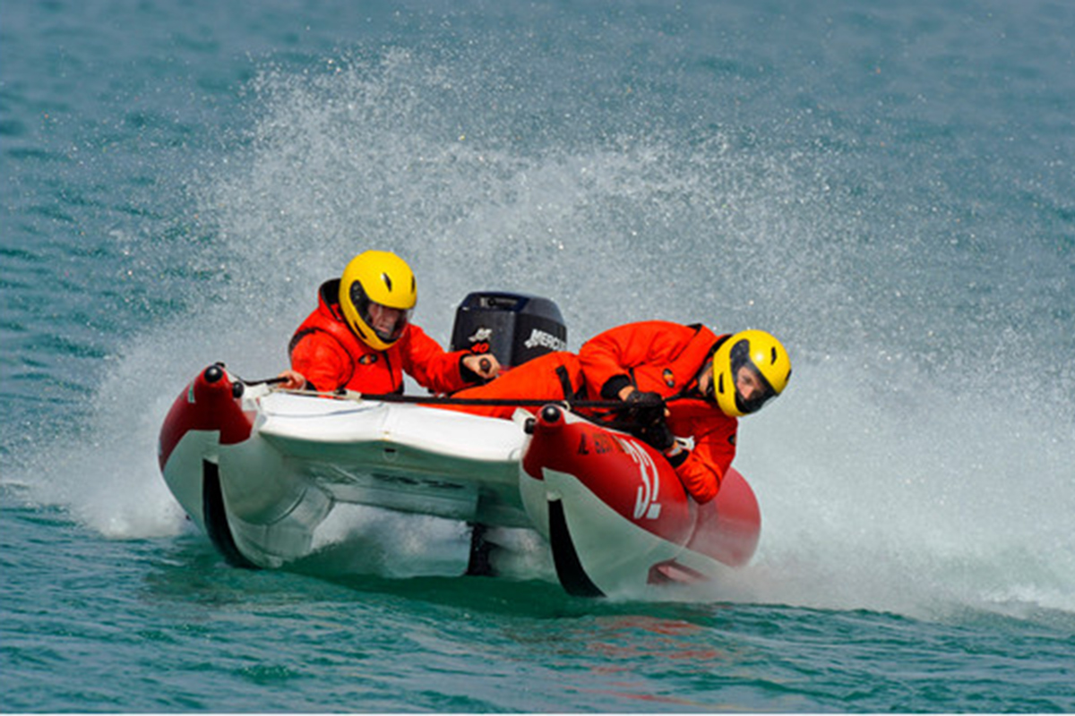 powerboat racing goes underwater