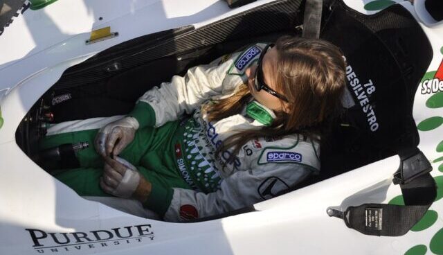 De Silvestro 2011 with bandaged hands